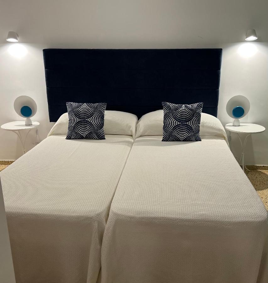 Aparthotel Boutique Poniente Playa San Antonio  Buitenkant foto
