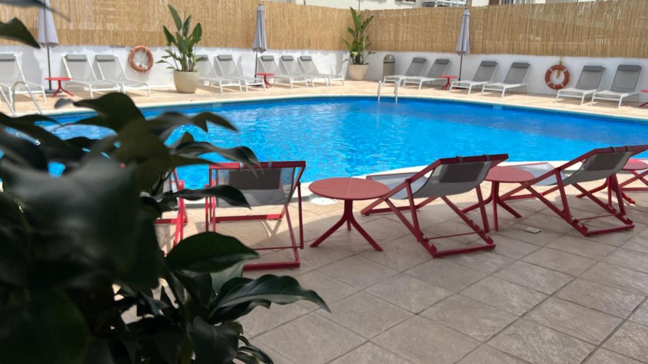 Aparthotel Boutique Poniente Playa San Antonio  Buitenkant foto