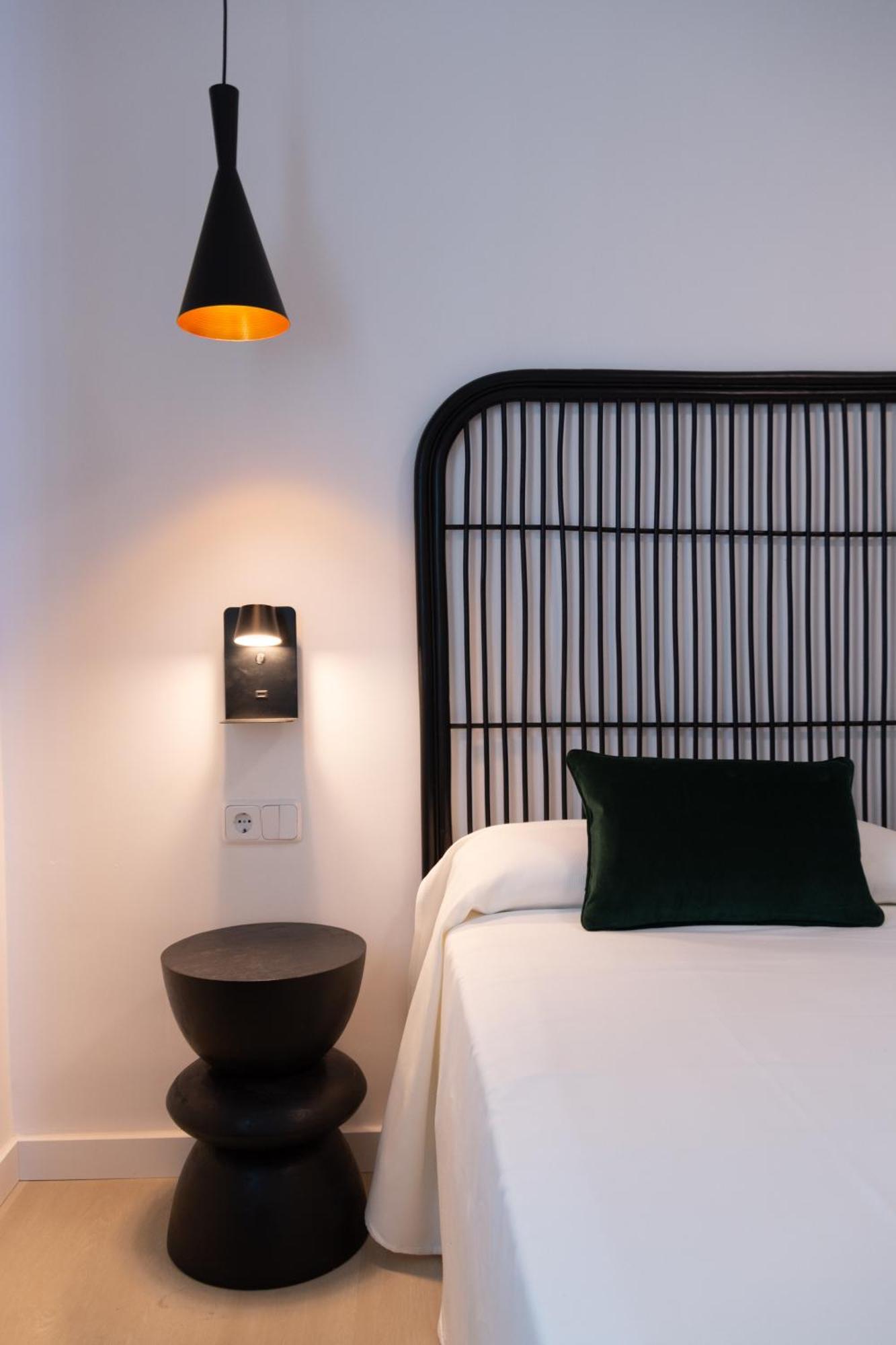 Aparthotel Boutique Poniente Playa San Antonio  Buitenkant foto
