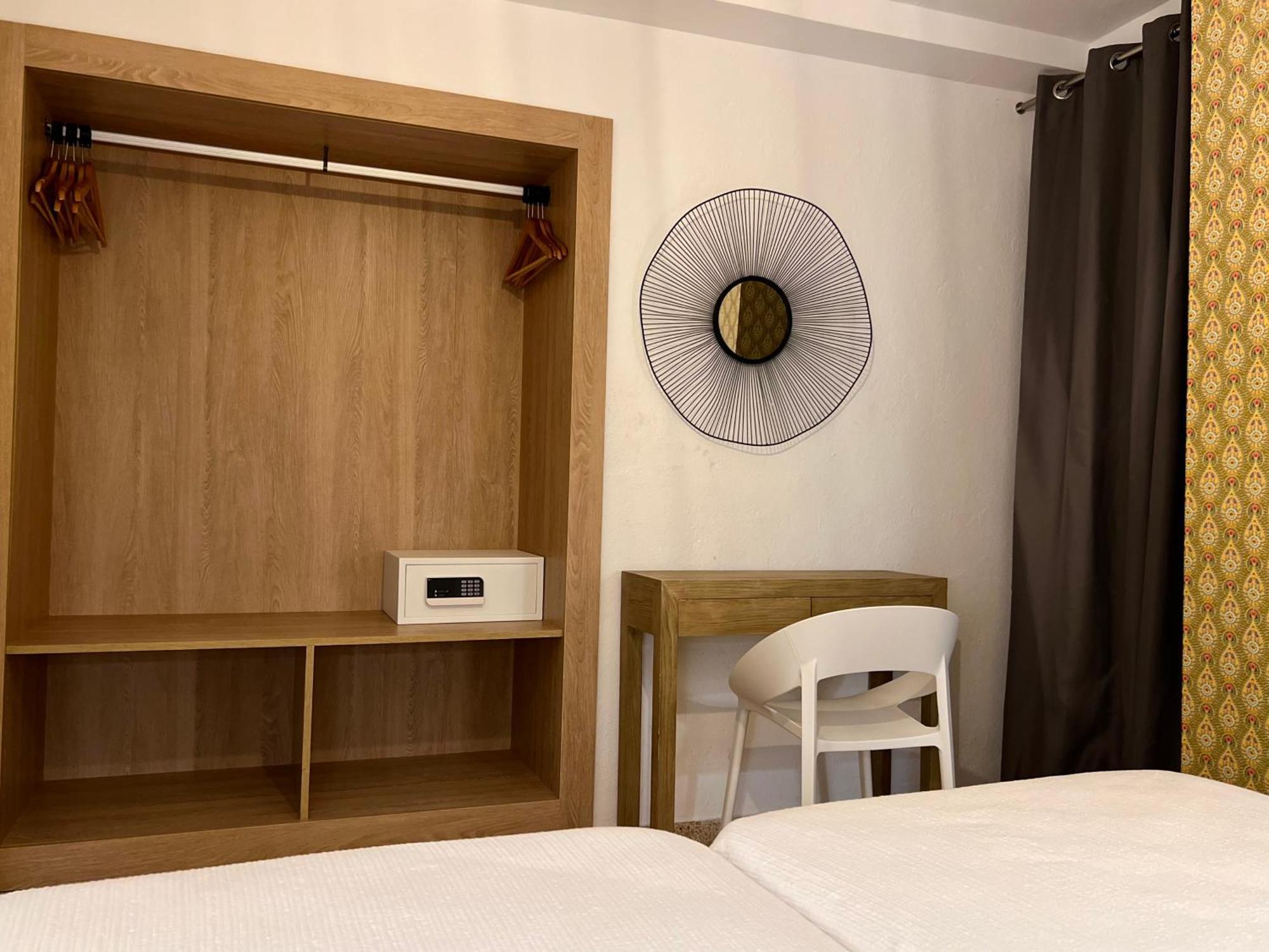 Aparthotel Boutique Poniente Playa San Antonio  Buitenkant foto