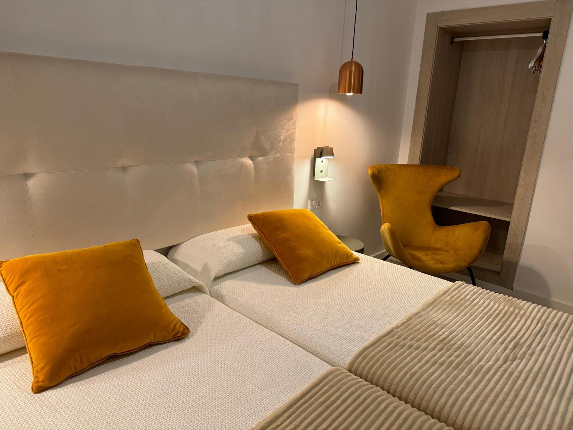 Aparthotel Boutique Poniente Playa San Antonio  Buitenkant foto